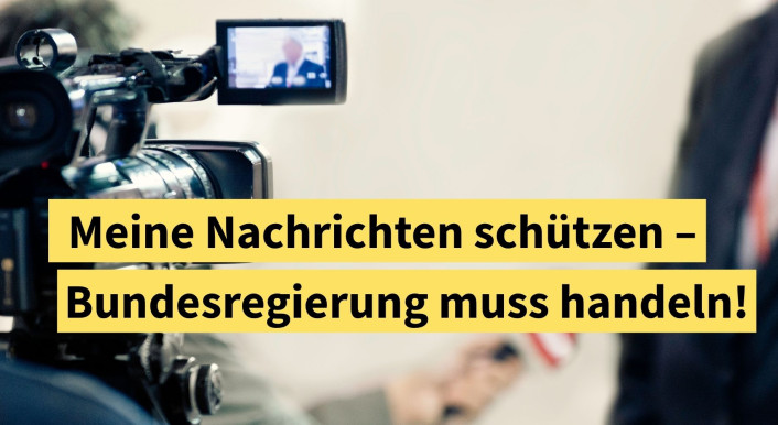 Person wird interviewt. Kamera im Vordergrund. Dazu Schriftzug: „Meine Nachrichten schützen – Bundesregierung muss handeln!“