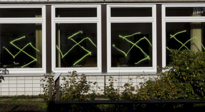 Hakenkreuze am Schulgebäude gehören in Sachsen-Anhalt und Mecklenburg-Vorpommern laut den dortigen Lehrkräften zum Schulalltag. Foto: picture alliance / ABBfoto