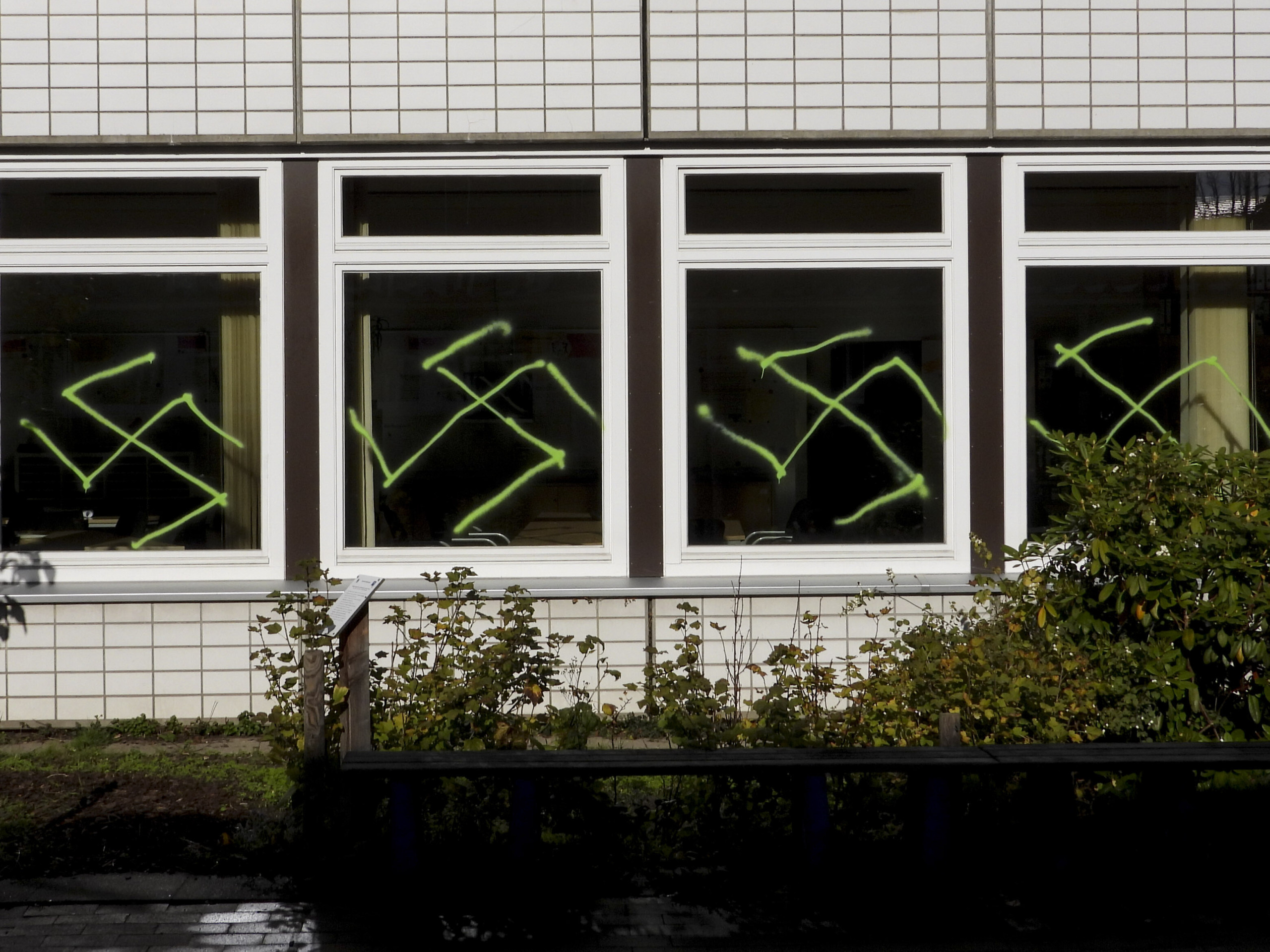 Hakenkreuze am Schulgebäude gehören in Sachsen-Anhalt und Mecklenburg-Vorpommern laut den dortigen Lehrkräften zum Schulalltag. Foto: picture alliance / ABBfoto