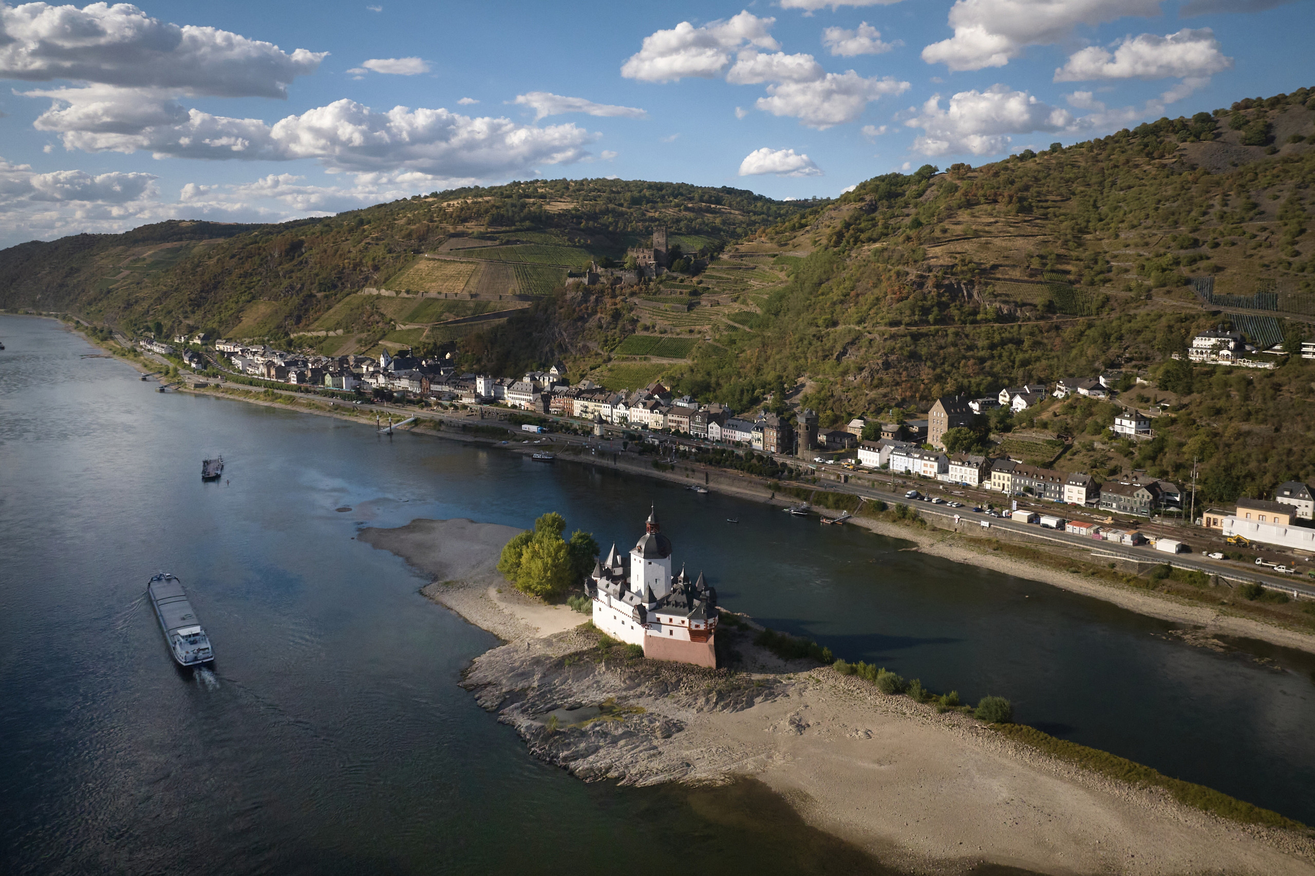 Nadelöhr Kaub: Ein Schiff auf dem Rhein bei niedrigem Wasserstand. Foto: picture alliance/dpa | Thomas Frey