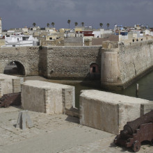 Massive Festungsmauern mit Kanonen, flankiert vom Meer, El Jadida, Cité Portugaise, Marokko