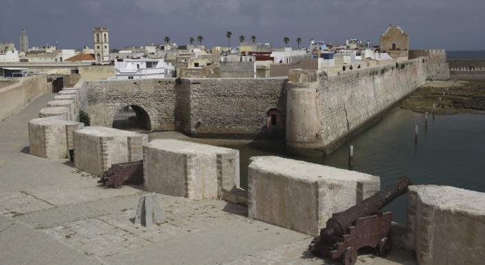 Massive Festungsmauern mit Kanonen, flankiert vom Meer, El Jadida, Cité Portugaise, Marokko