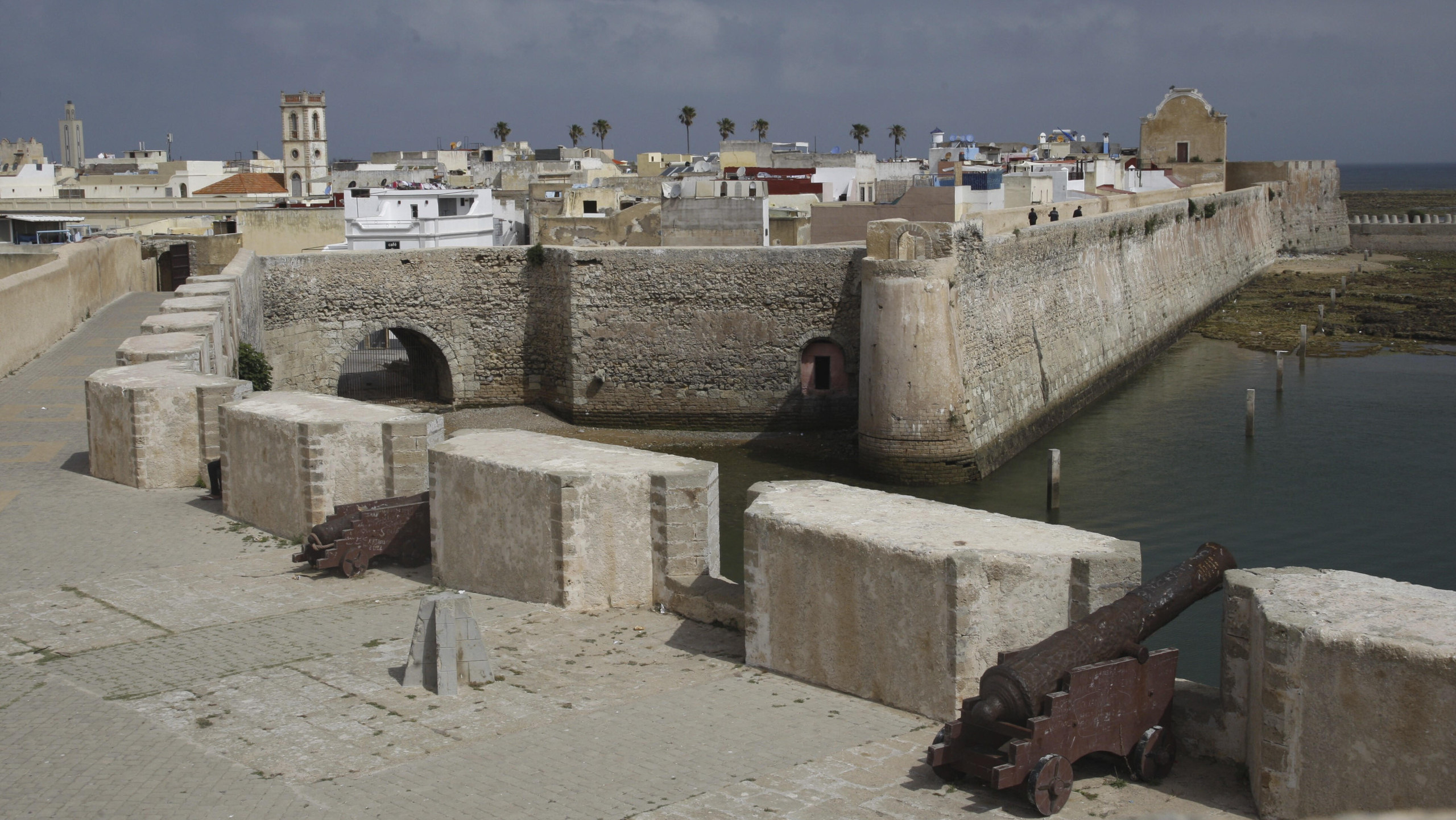 Massive Festungsmauern mit Kanonen, flankiert vom Meer, El Jadida, Cité Portugaise, Marokko