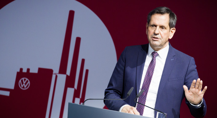 Niedersachsens Ministerpräsident Olaf Lies drängt auf einen Kompromiss beim VW-Umbau. picture alliance/dpa | Moritz Frankenberg