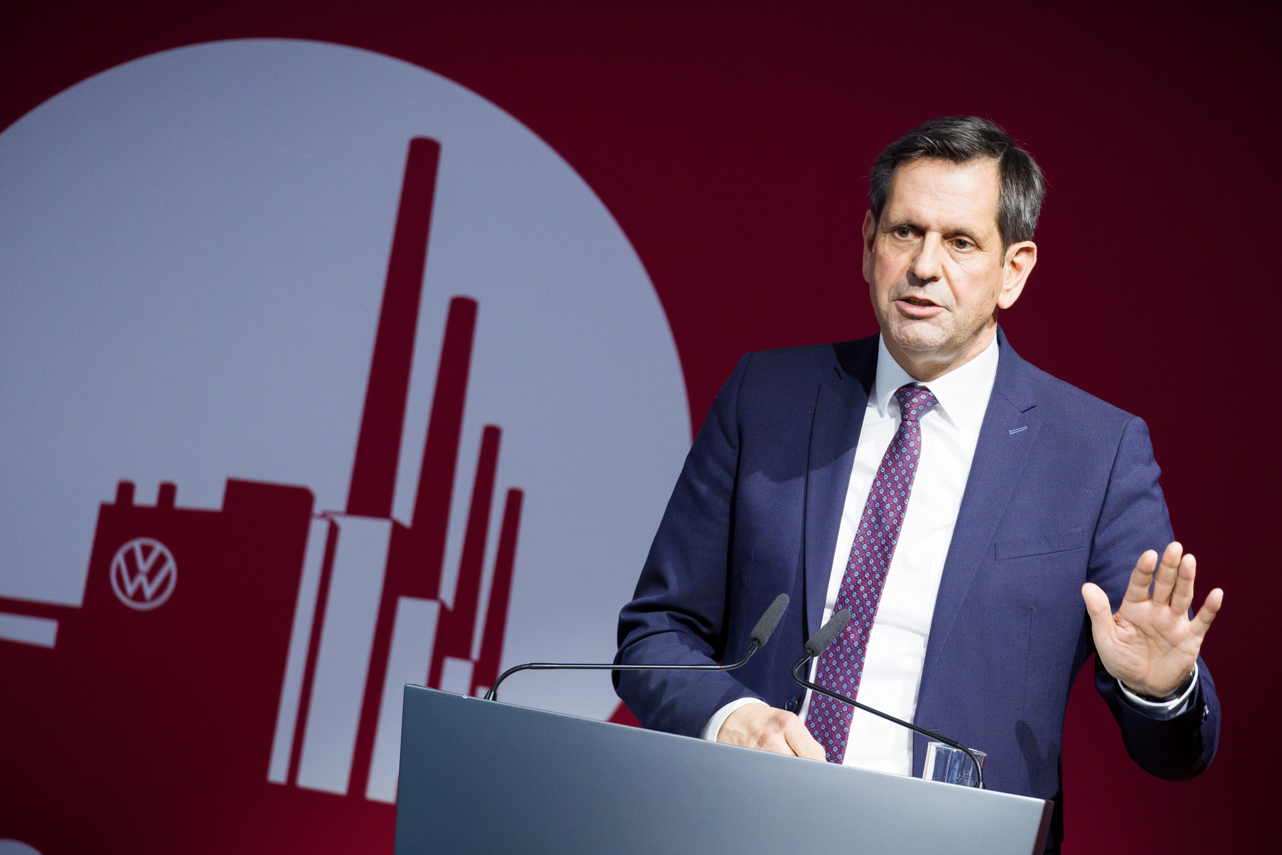 Niedersachsens Ministerpräsident Olaf Lies drängt auf einen Kompromiss beim VW-Umbau. picture alliance/dpa | Moritz Frankenberg
