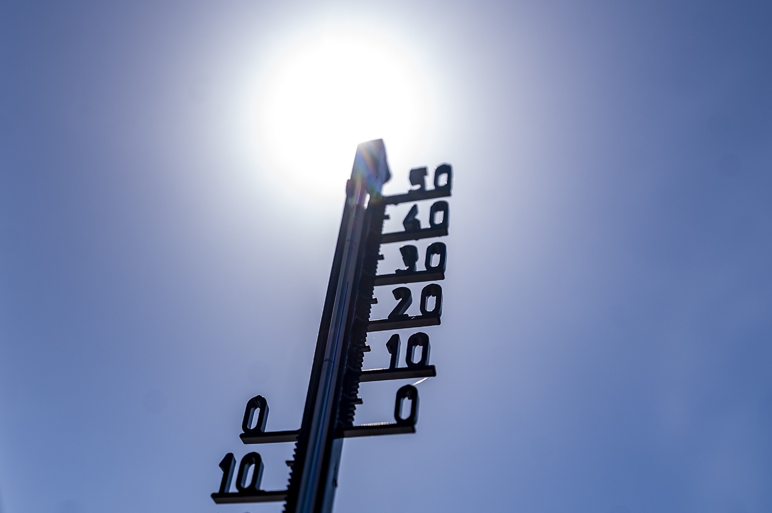 Thermometer-Temperatur-Symbolbild-Klinawandel.David-Inderlied-Kirchner-Media-Picture-Alliance