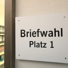 Ein Schild, auf dem "Briefwahl" steht.
