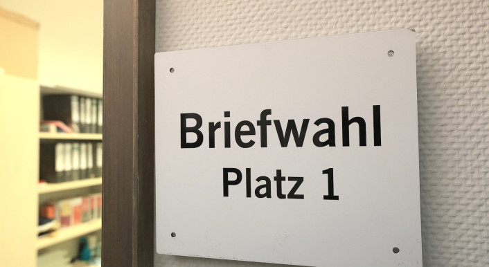 Ein Schild, auf dem "Briefwahl" steht.