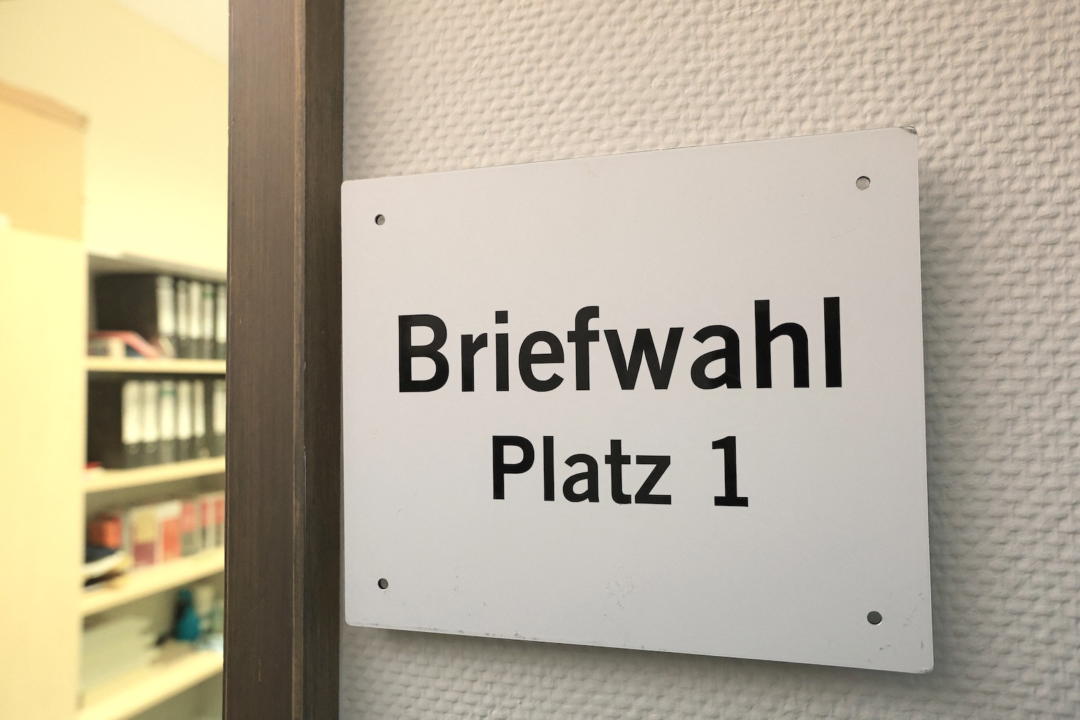 Ein Schild, auf dem "Briefwahl" steht.