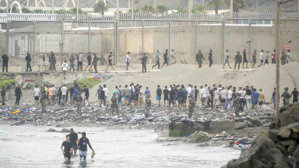 Am 31. Juli 2026 überquerten zehntausende Menschen aus Marokko die Grenze in der spanischen Exklave Ceuta (Foto: Marcos Moreno / Anadolu / Picture Alliance)