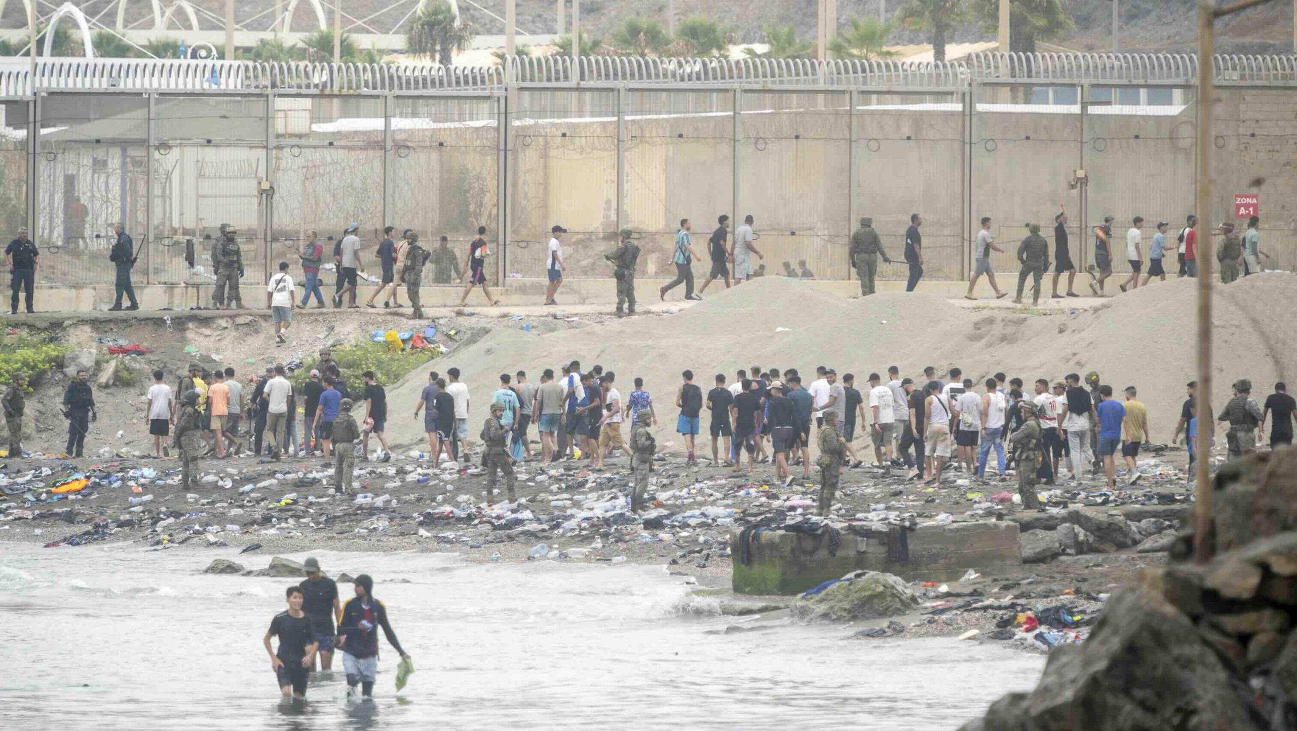 Am 31. Juli 2026 überquerten zehntausende Menschen aus Marokko die Grenze in der spanischen Exklave Ceuta (Foto: Marcos Moreno / Anadolu / Picture Alliance)