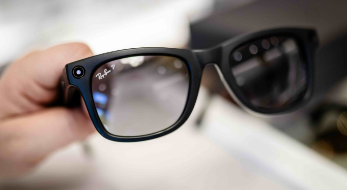 Mit Smart Glasses lassen sich heimliche Foto- und Filmaufnahmen machen. Ein weißes LED-Signal an der Brille soll andere auf eine Aufnahme hinweisen. (Foto: Christoph Schmidt / DPA / Picture Alliance)