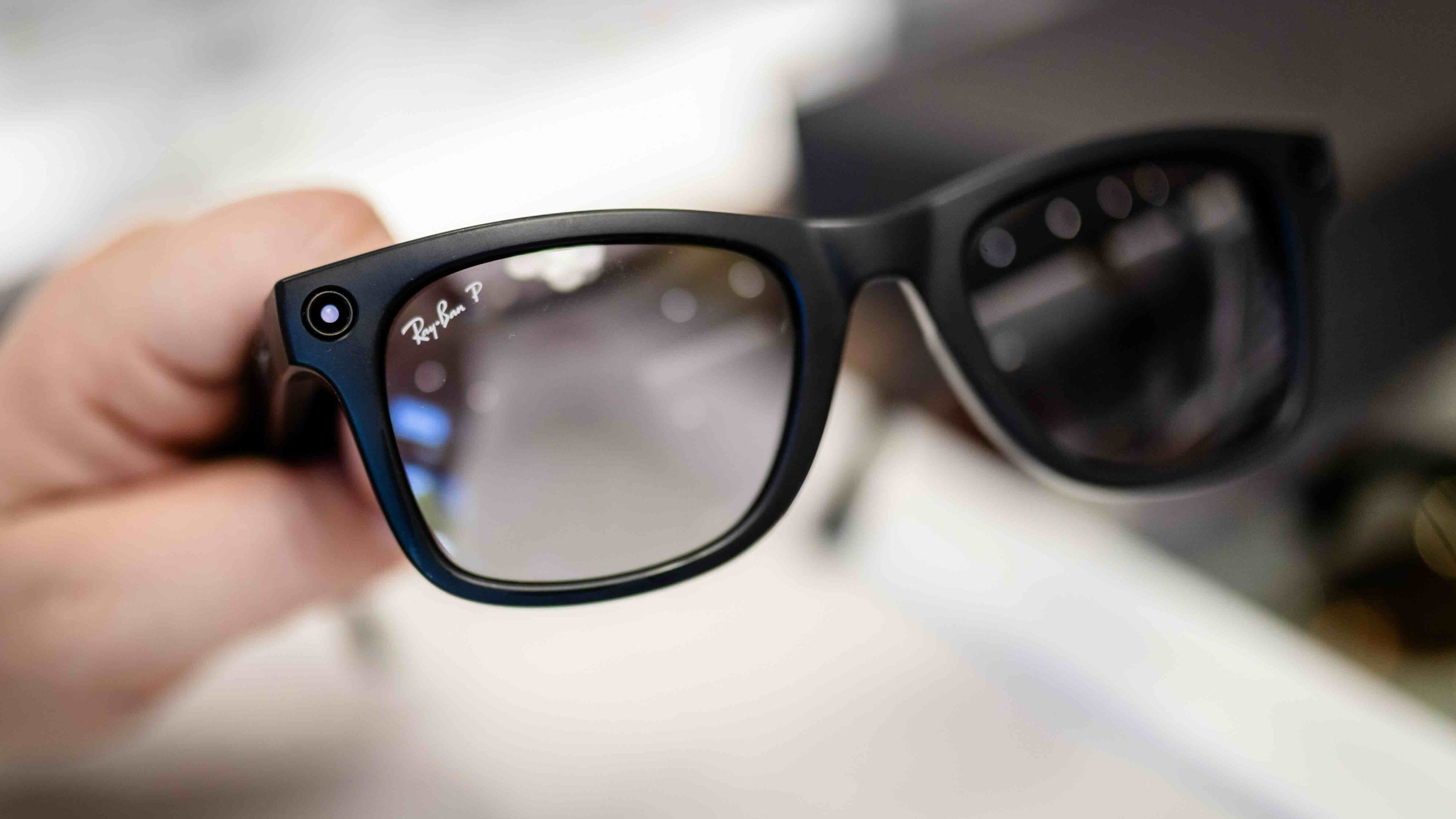 Mit Smart Glasses lassen sich heimliche Foto- und Filmaufnahmen machen. Ein weißes LED-Signal an der Brille soll andere auf eine Aufnahme hinweisen. (Foto: Christoph Schmidt / DPA / Picture Alliance)