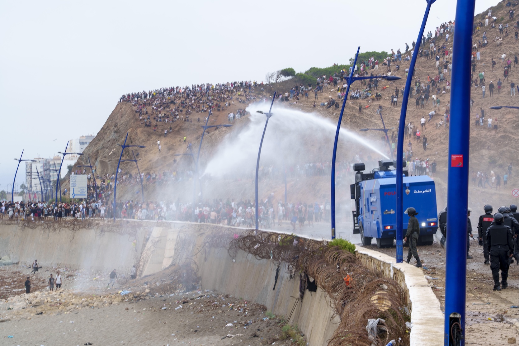 wasserwerfer-ceuta-findeq-hicham-rachidi-picture-alliance-anadolu