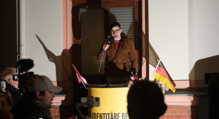 Martin Sellner, rechter Aktivist aus Österreich, spricht bei einer Kundgebung der Identitären Bewegung.