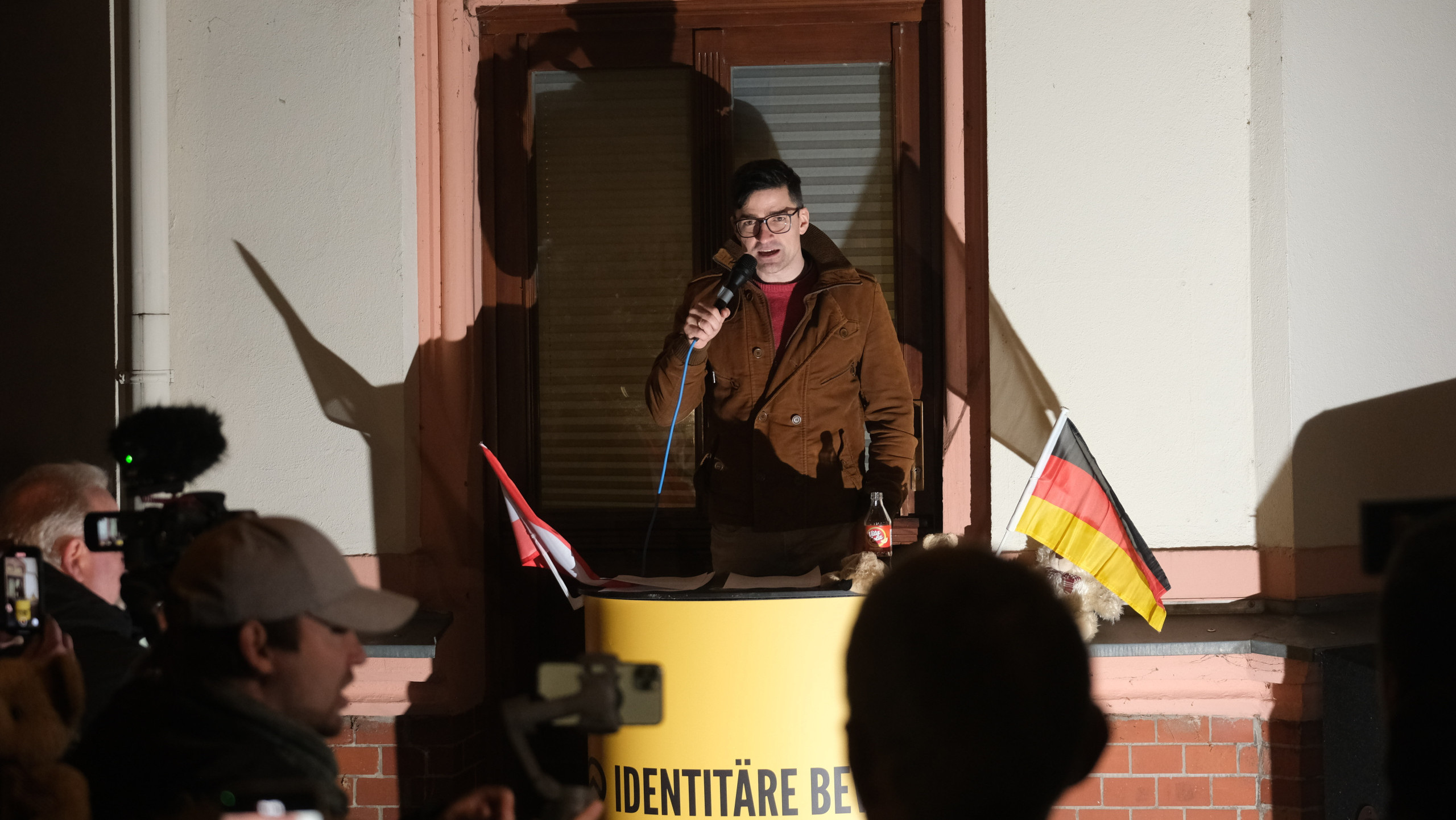 Martin Sellner, rechter Aktivist aus Österreich, spricht bei einer Kundgebung der Identitären Bewegung.