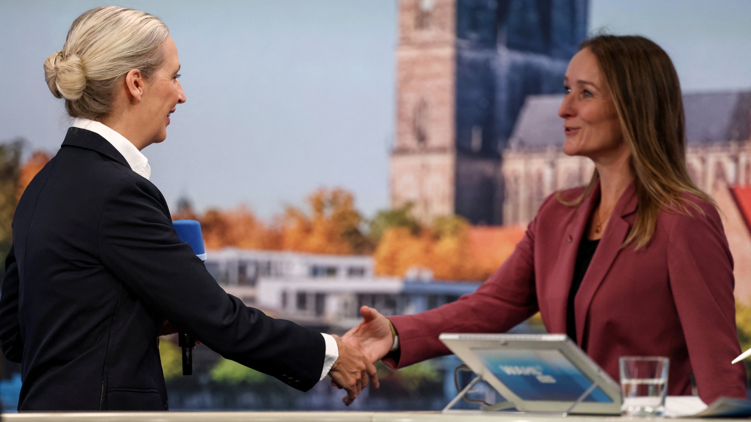 Alice Weidel (AfD), Bundesvorsitzende und Co-Vorsitzende der AfD-Bundestagsfraktion (l) reicht Claudia Wittig (BSW), Spitzenkandidatin des BSW Sachsen-Anhalt, im ARD-Wahlstudio in der Messe die Hand. Am Sonntag (06.09.2026) wurde in Sachsen-Anhalt ein neuer Landtag gewählt.