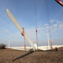 In Jübek, Schleswig-Holstein, wird eine alte Windkraftanlage abgebaut. (Symbolbild: Caro / Seeberg / Picture Alliance)