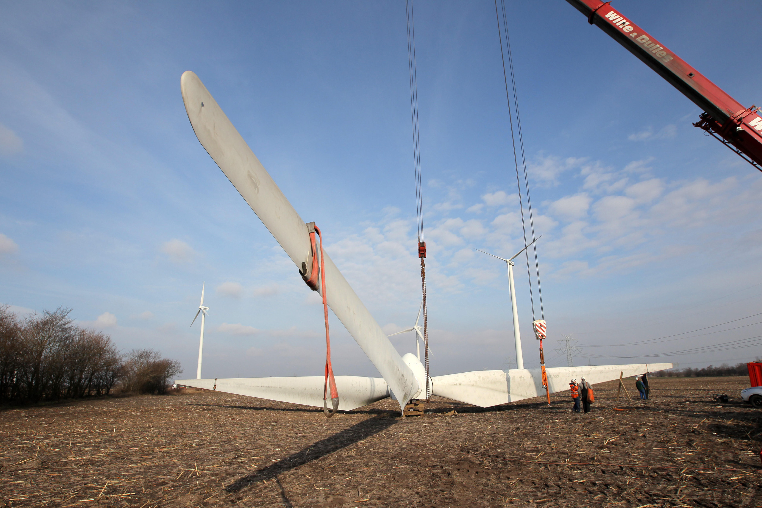 In Jübek, Schleswig-Holstein, wird eine alte Windkraftanlage abgebaut. (Symbolbild: Caro / Seeberg / Picture Alliance)