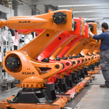 Kuka-Roboter sind weltweit gefragt – auch in Russland. Trotz Sanktionen gelangten Geräte des Augsburger Herstellers ins Land. Foto: picture alliance / SvenSimon | FrankHoermann/SVEN SIMON