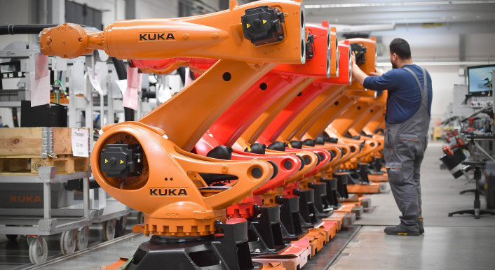 Kuka-Roboter sind weltweit gefragt – auch in Russland. Trotz Sanktionen gelangten Geräte des Augsburger Herstellers ins Land. Foto: picture alliance / SvenSimon | FrankHoermann/SVEN SIMON