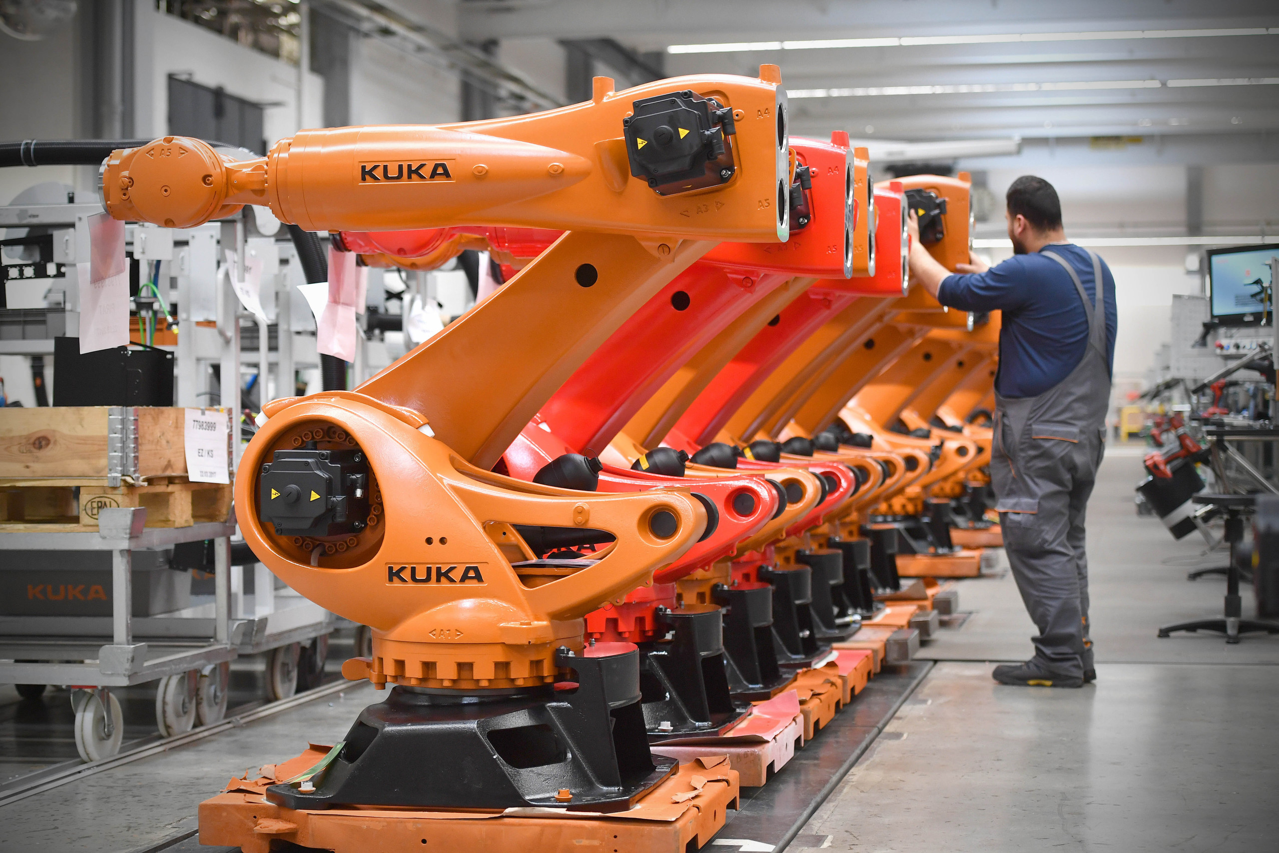 Kuka-Roboter sind weltweit gefragt – auch in Russland. Trotz Sanktionen gelangten Geräte des Augsburger Herstellers ins Land. Foto: picture alliance / SvenSimon | FrankHoermann/SVEN SIMON