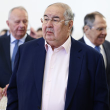 Nach der Aufhebung von EU-Sanktioen gegen den russischen Oligarchen Alisher Usmanow (Foto) auf Druck von Frankreich hat Aserbaidschan eine franzsösische Geisel freigelassen. Foto: picture alliance / TASS | Artyom Geodakyan