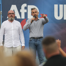 Die AfD in Sachsen-Anhalt hatte in ihrem Wahlprogramm einige pro-russische Forderungen. Hans-Thomas-Tillschneider (links), hier während des Wahlkampfs mit Spitzenkandidat Ulrich Siegmund, fällt durch besondere Nähe zu Russland auf. Foto: picture alliance/dpa | Jan Woitas