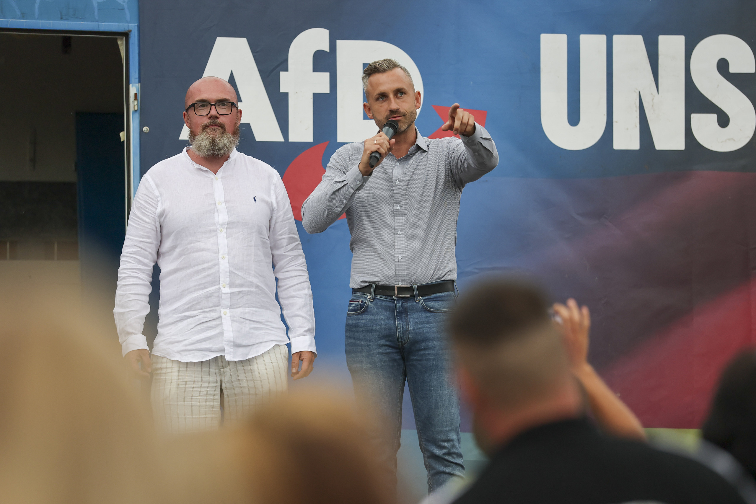 Die AfD in Sachsen-Anhalt hatte in ihrem Wahlprogramm einige pro-russische Forderungen. Hans-Thomas-Tillschneider (links), hier während des Wahlkampfs mit Spitzenkandidat Ulrich Siegmund, fällt durch besondere Nähe zu Russland auf. Foto: picture alliance/dpa | Jan Woitas
