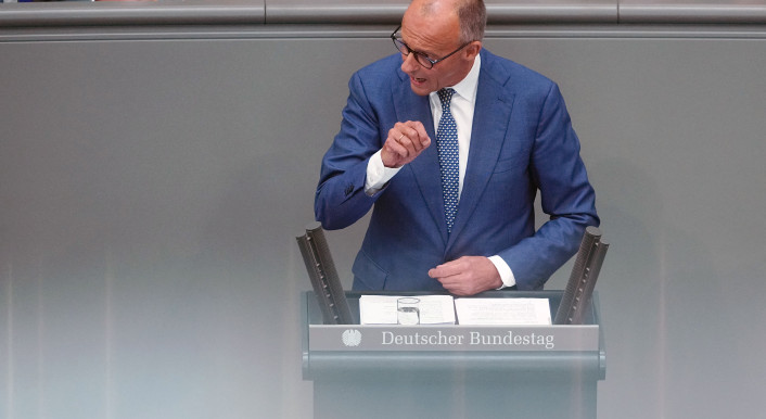 Bundeskanzler Friedrich Merz (CDU) nimmt an der Generaldebatte im Rahmen der Haushaltsberatungen im Bundestag teil.