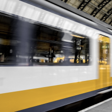 Zug an einem Bahnsteig