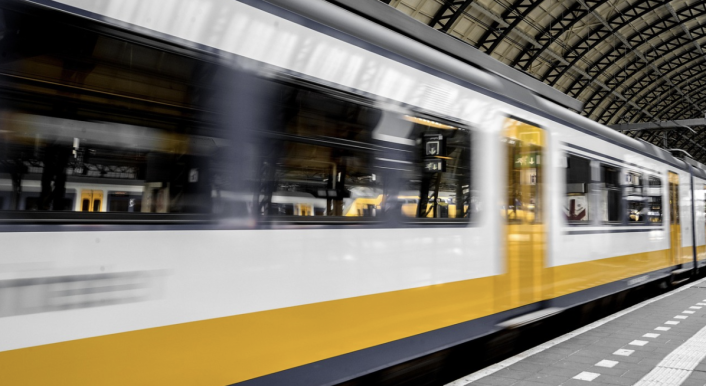 Zug an einem Bahnsteig