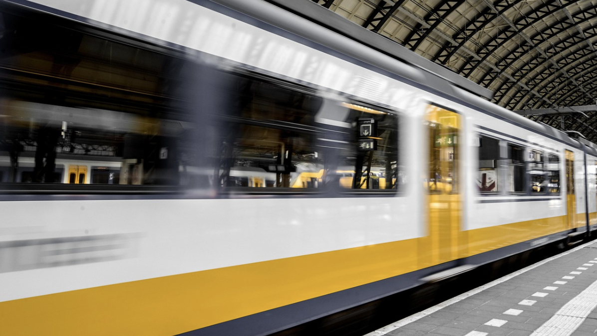 Zug an einem Bahnsteig