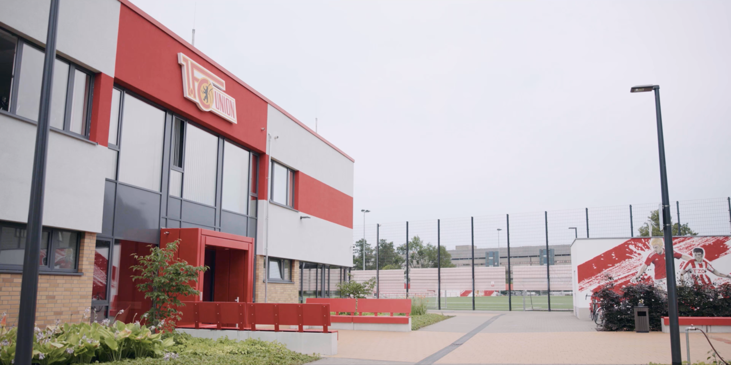 Geschäftsstelle von Union Berlin. Auf dem rot-weißen Gebäude ist das Logo von Union Berlin zu sehen. 