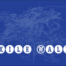 Dunkelblauer Hintergrund mit weißer Aufschrift: "Exile Walks"
