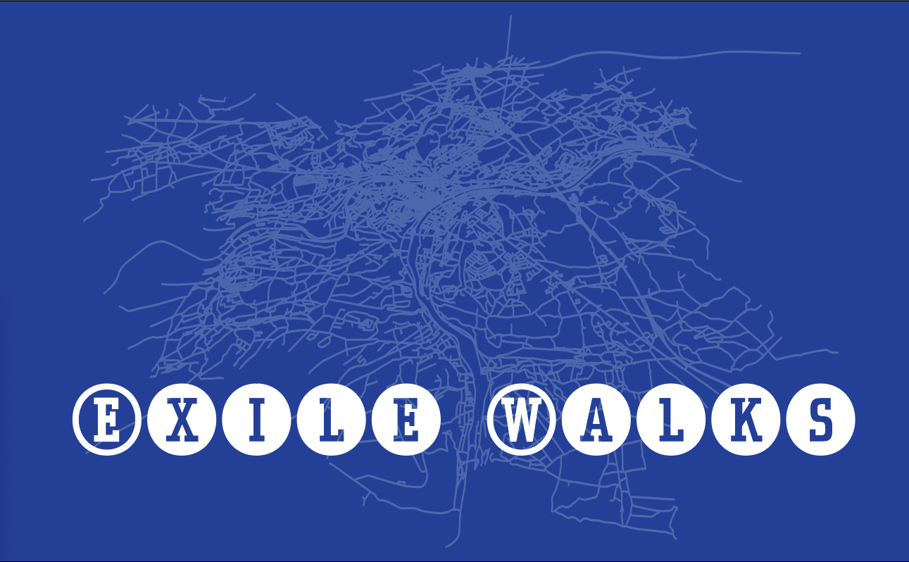 Dunkelblauer Hintergrund mit weißer Aufschrift: "Exile Walks"