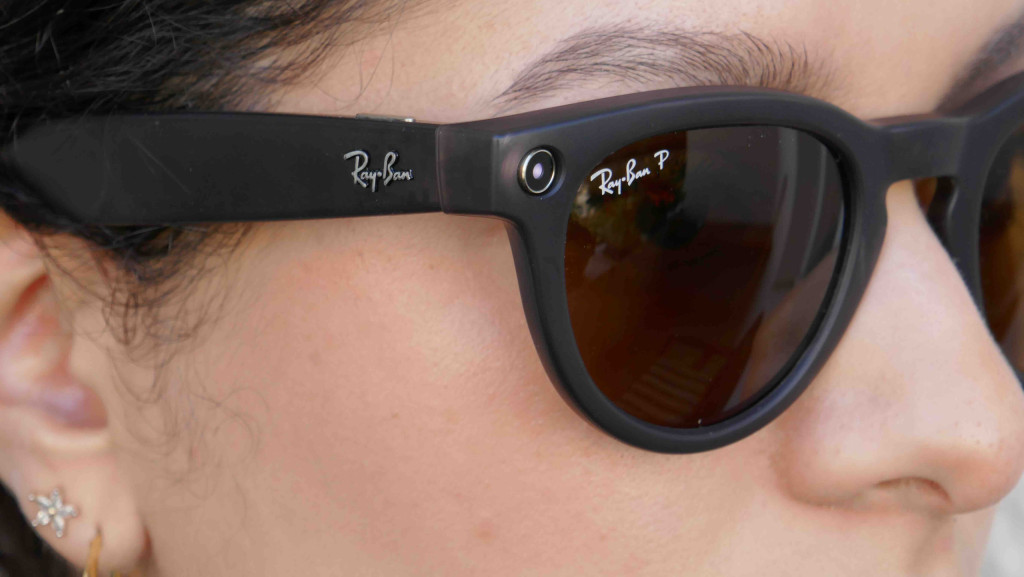 Eine Frau trägt eine der Smart Glasses von Meta und Ray-Ban (Foto: Christoph Dernbach / Picture Alliance)
