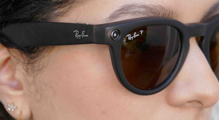 Eine Frau trägt eine der Smart Glasses von Meta und Ray-Ban (Foto: Christoph Dernbach / Picture Alliance)