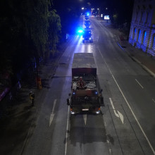 Ein Militär-LKW fährt eine Straße entlang.