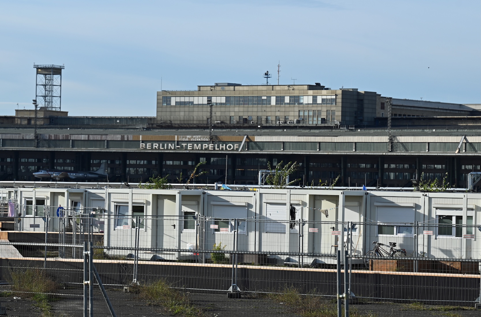 tempelhofer-feld-geflüchtete-2022-lena-lachnit-dpa-picture-alliance