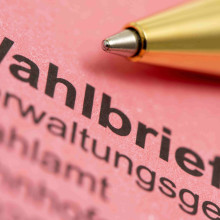 Kugelschreiber auf Briefwahlumschlag