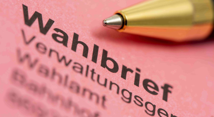 Kugelschreiber auf Briefwahlumschlag