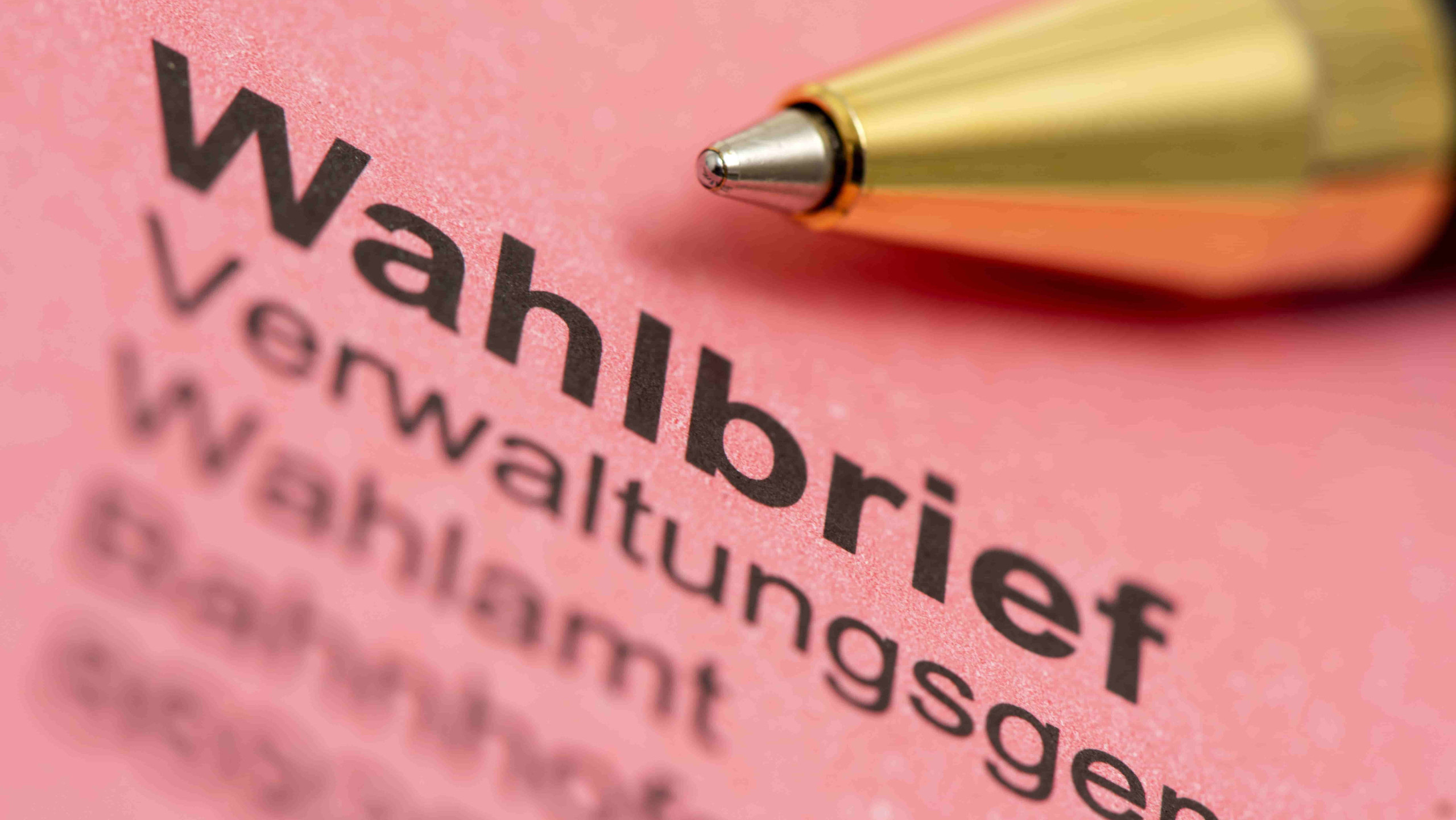 Kugelschreiber auf Briefwahlumschlag
