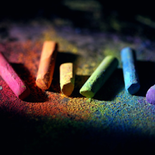 Bunte Kreidestücke auf dunklem Untergrund