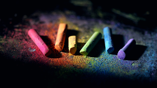 Bunte Kreidestücke auf dunklem Untergrund