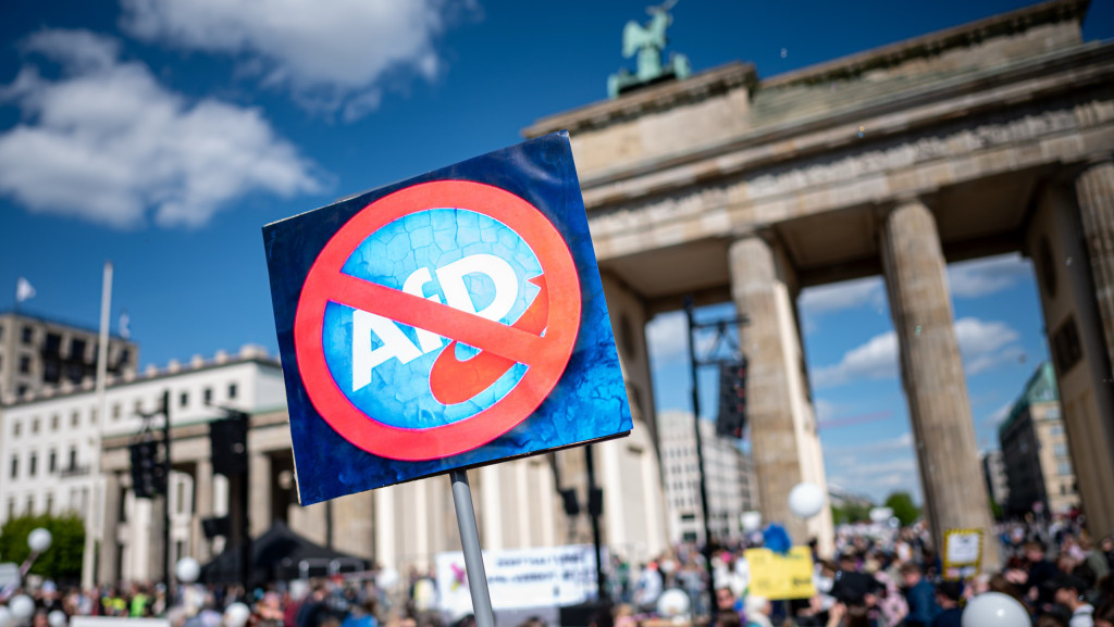 Eine Person hält am bundesweiten Aktionstag "Keine Ausreden mehr - AfD-Verbot jetzt!" am Brandenburger Tor ein Schild mit einem durchgestrichenen Logo der AfD. Dazu aufgerufen haben das Bündnis «Zusammen gegen rechts» gemeinsam mit der Kampagne «AfD-Verbot-Jetzt» und weiteren zivilgesellschaftlichen Organisationen.