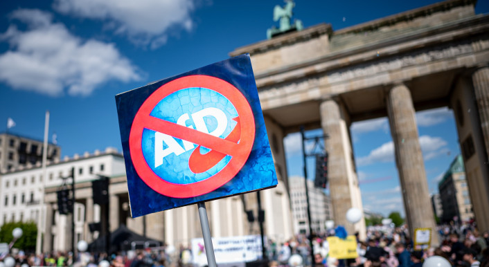 Eine Person hält am bundesweiten Aktionstag "Keine Ausreden mehr - AfD-Verbot jetzt!" am Brandenburger Tor ein Schild mit einem durchgestrichenen Logo der AfD. Dazu aufgerufen haben das Bündnis «Zusammen gegen rechts» gemeinsam mit der Kampagne «AfD-Verbot-Jetzt» und weiteren zivilgesellschaftlichen Organisationen.