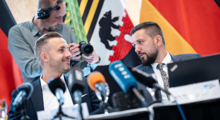 Ulrich Siegmund, Spitzenkandidat zur bevorstehenden Landtagswahl während der Kampagnenvorstellung im Ratswaage Hotel Magdeburg, mit Tobias Rausch (von links)