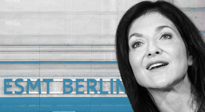 Bild von Ministerin Reiche am rechten Bildrand. Im Hintergund der Schriftzug ESMT.