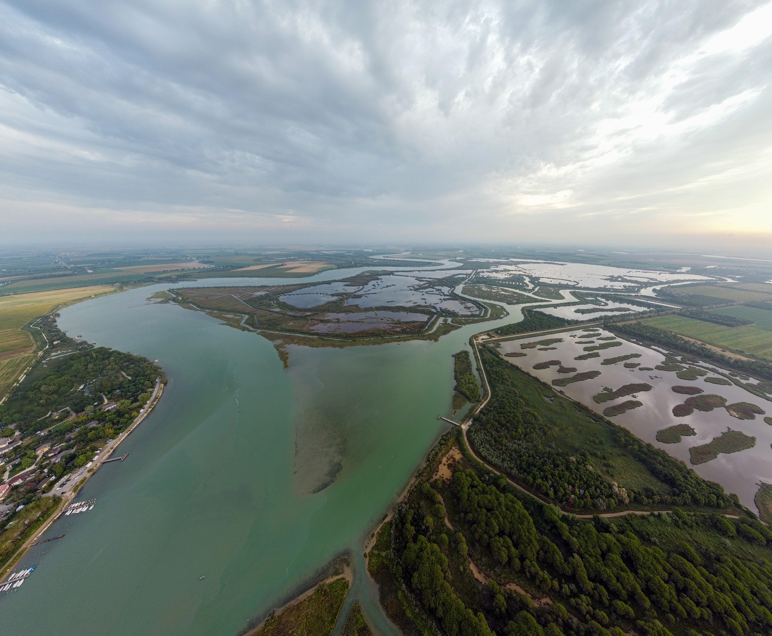 Symbolbild: Die Insel Santa Cristina liegt in der Lagune von Venedig (Peter Mocsonoky / Picture Alliance / Zoonar)
